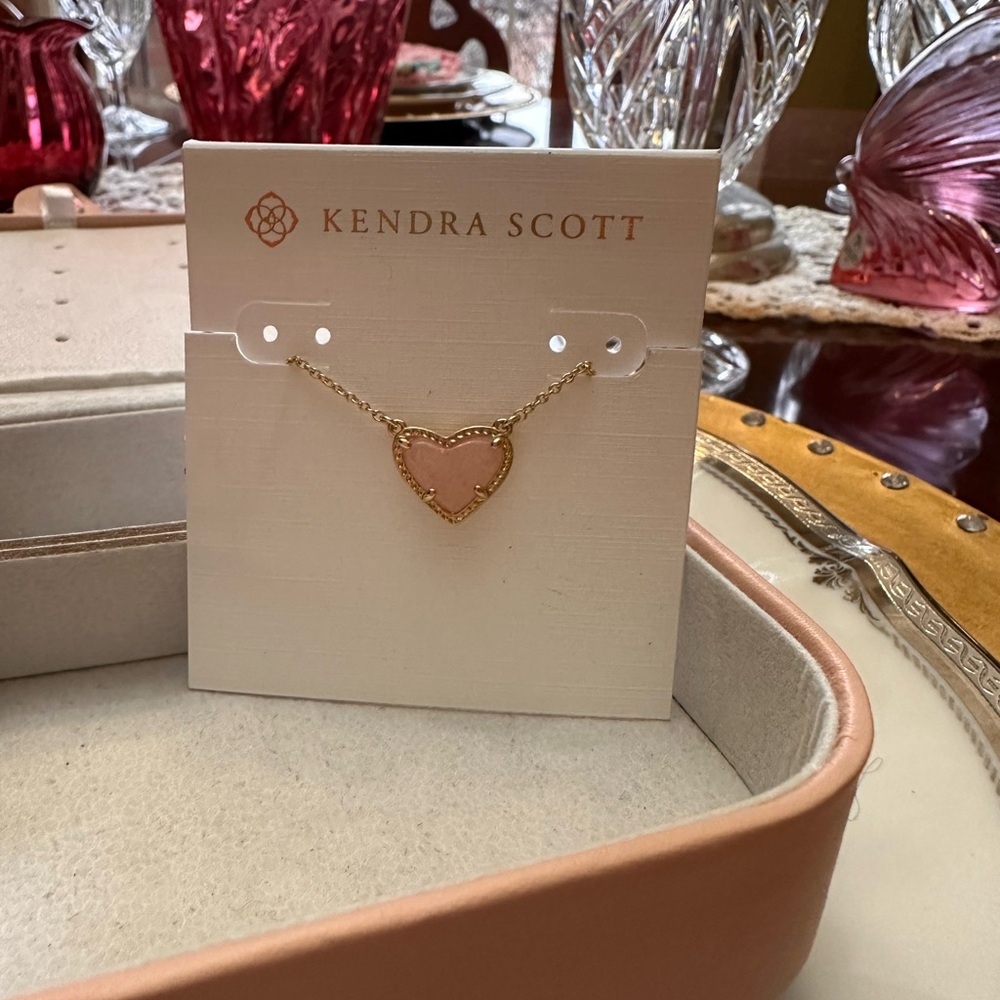 NWT Kendra Scott Ari Heart Gold Pendant Necklace in Rose‎ Quartz - Picture 8 of 9